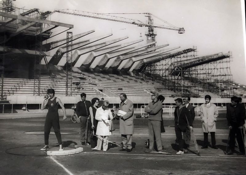 Les stéphanois au stade de l'Etivallière en construction, 1971, AMSE 100 S 6.