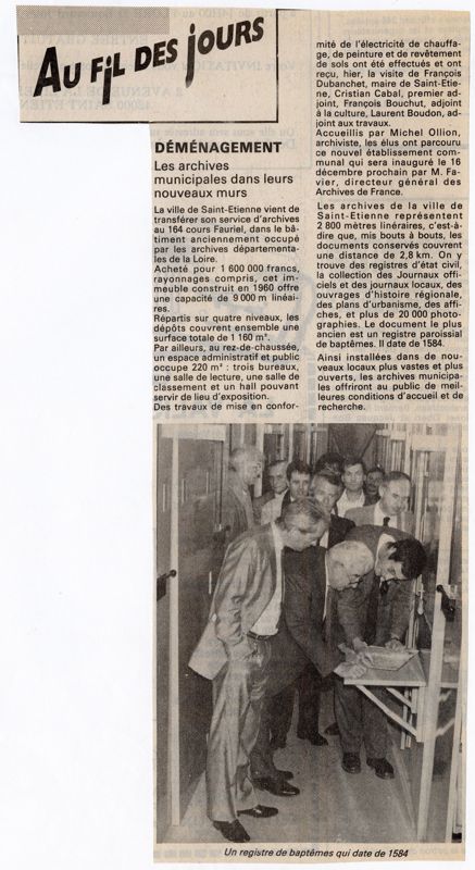 M. François Dubanchet et des personnalités devant un registre de baptêmes de 1544. AMSE, La tribune, novembre 1987.