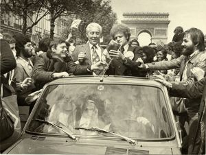 Robert Herbin, aux côtés du président Roger Rocher, descend les Champs Elysées au milieu d'une foule nombreuse après la défaite en finale de coupe d'Europe en 1976.