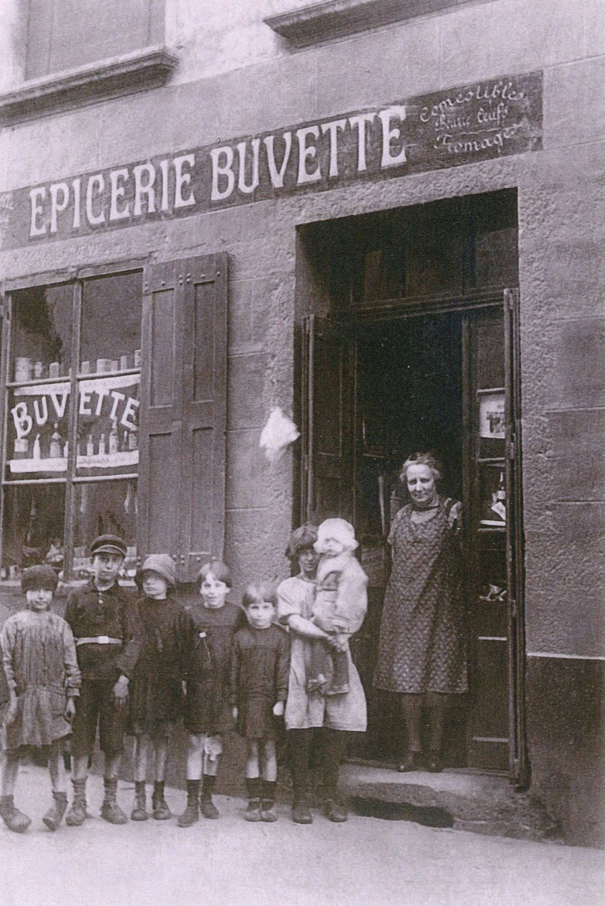 Une épicerie de quartier en 1930