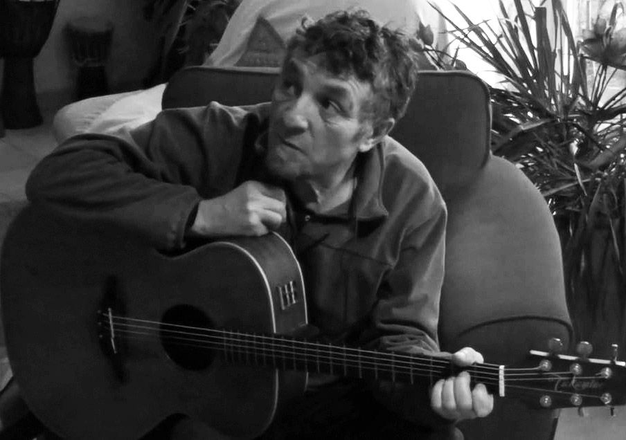 Allaoua Bakha, musicien engagé, penseur, acteur social, arlequin