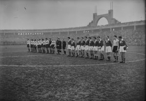L'équipe de l'ASSE au stade Gerland à Lyon vers 1950 (5 Fi 8315).