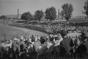 Le public à l'arrivée au stade Geoffroy Guichard le 24 juillet 1953 (5 Fi 1530).