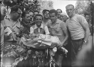 Le vainqueur de l'étape Stan Ockers en compagnie du maillot jaune, Roger Walkowiak le 25 juillet 1956 (5 Fi 1861).