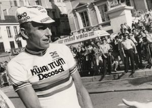 Joop Zoetemelk, vainqueur du Tour de France 1980 sur la place de l'Hôtel-de-Ville le 25 juillet 1986 (6 Fi 10096).