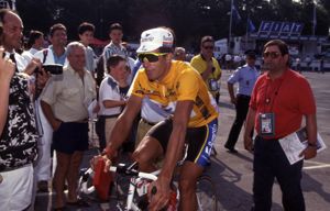 Le maillot jaune, Miguel Indurain s'achemine vers le départ à la Plaine Achille le 21 juillet 1992 (photographie Christian Bruchet).