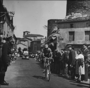 La traversée de Rochetaillée pendant le contre-le-montre Saint-Etienne-Lyon le 5 août 1950 (5 Fi 1535).