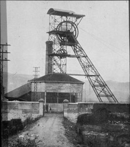 Le puits des Flaches, extrait de "Forez-Auvergne-Vivarais", 1911, n°114 p.11 : photographie.