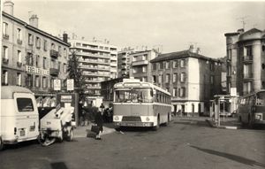 Place Chavanelle, la gare routière, 20 novembre 1977 (6 Fi ICONO 1451). 