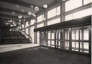 Maison de la culture et des loisirs de Saint-Etienne, hall d'entrée, [1970] (2 Fi ICONO 470). 