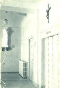 Hall dentrée de la clinique des Franciscaines de Sainte-Marie-des-Anges au 13 rue Buisson, [à partir de 1942], 2 Fi ICONO 1540