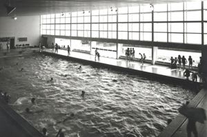 Vue intérieure de la piscine de Villeboeuf, 1970 (2 Fi ICONO 550). 