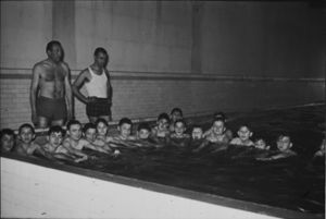 Les bassins de la piscine Souchon, les maitres-nageurs sauveteurs, 1964 (5 Fi 2716). 