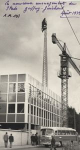 La construction du bâtiment administratif à l'arrière de la tribune d'honneur, 1972 (10 M 7 icono 1) 