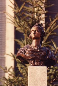 Marianne, buste en bronze (1991).