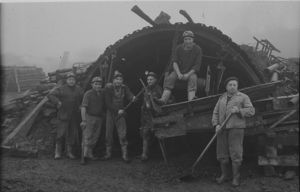 Mineurs à la fendue de la Vigourette vers 1950 (5 Fi 9).